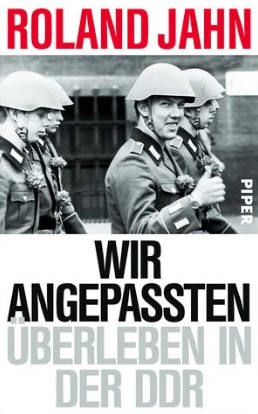 Wir angepassten : überleben in der DDR